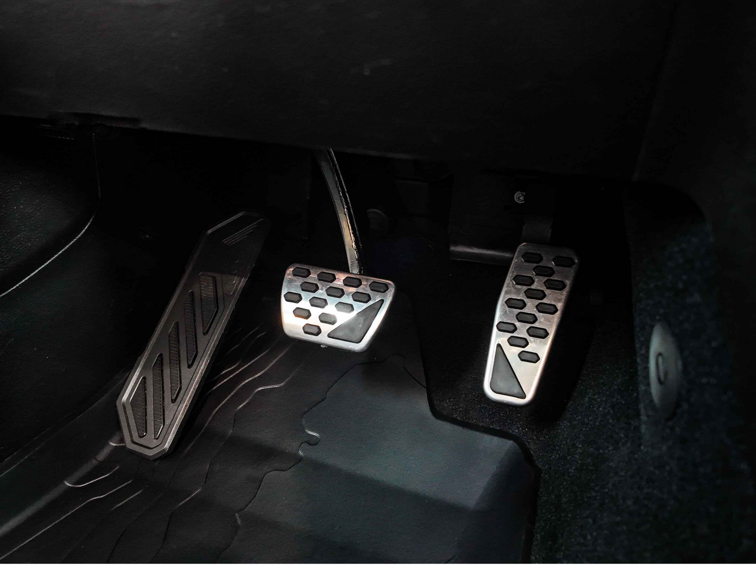 Jeep Wrangler Dead Pedal Benefits | Improve Driving Comfort