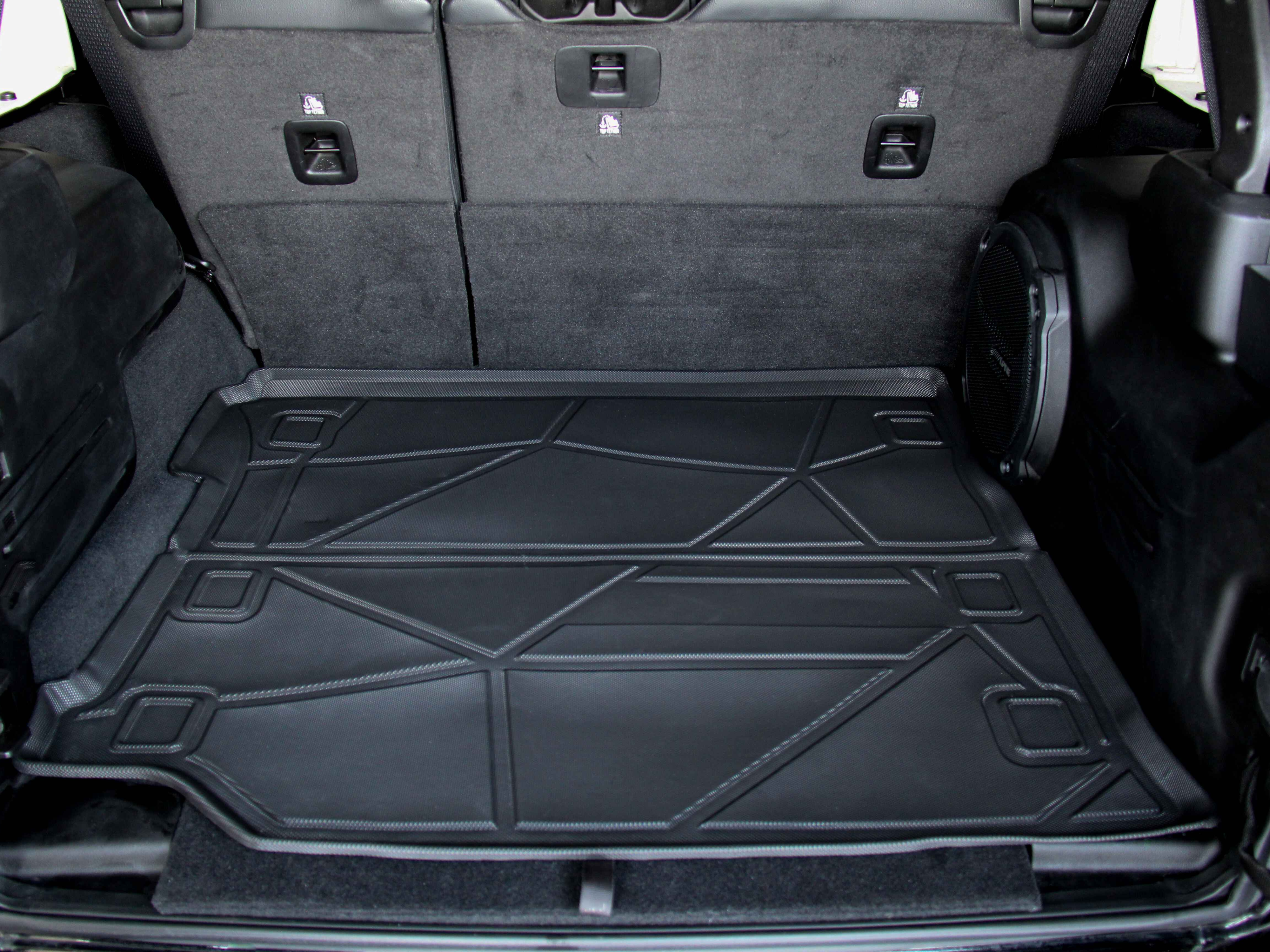 Jeep Wrangler trunk mat