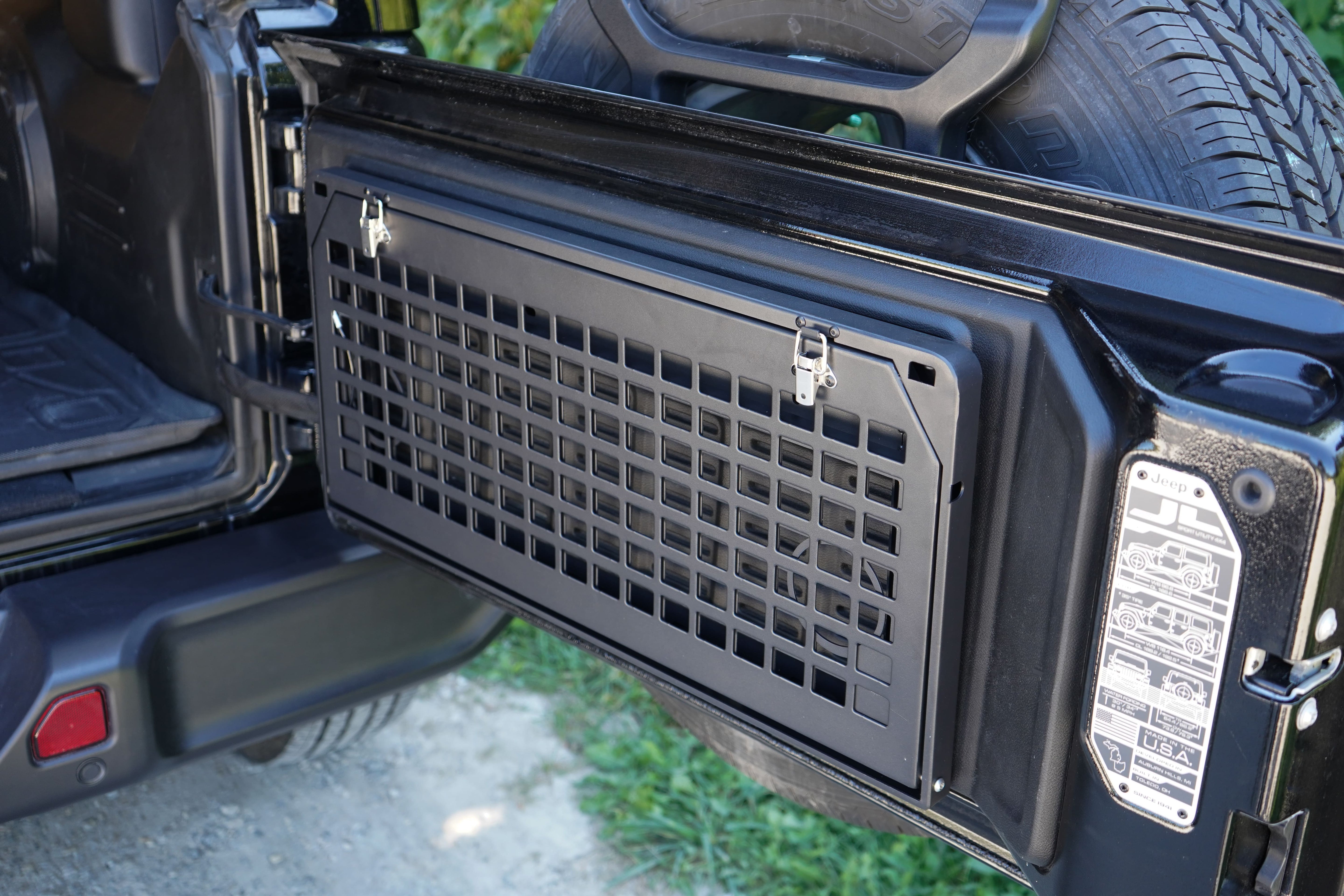 Jeep Wrangler Foldable Tailgate Table & MOLLE Panel – JK/JKU & JL/JLU 2007–2026